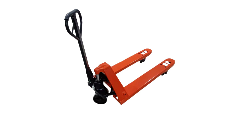 Como as empilhadeiras hidráulicas manuais são utilizadas no manuseio diário de materiais em armazéns?